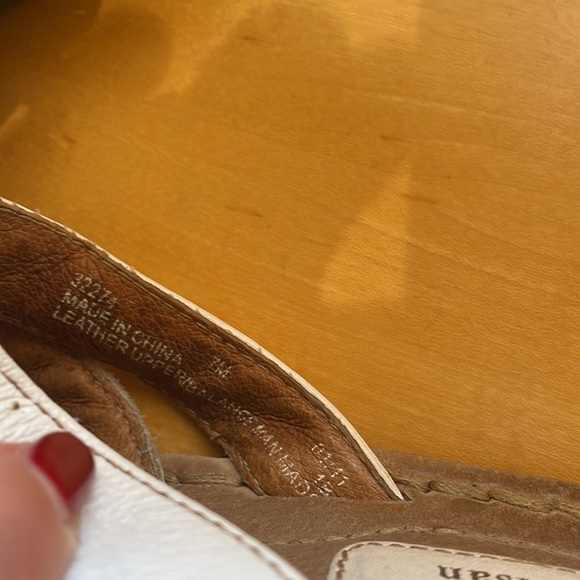 Clark’s sandals with white flower - Picture 6 of 6